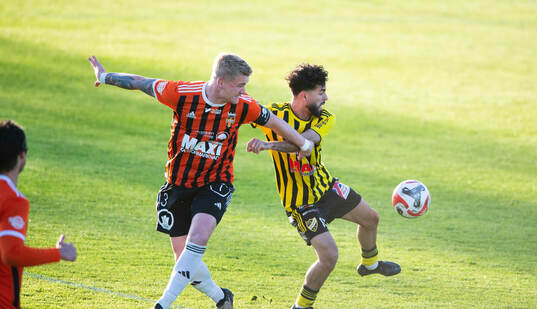 Kristianstads Linus Svensson håller i IFK Hässleholms