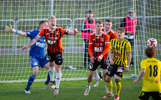 Kristianstads Linus Svensson nick undan i matchen i