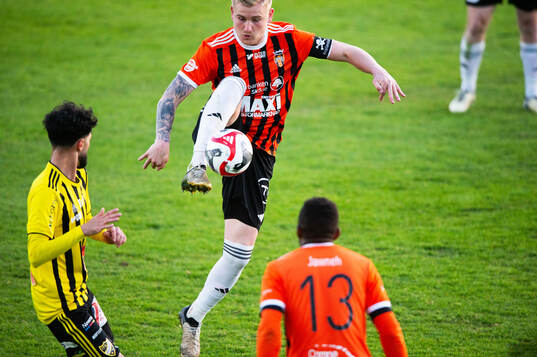 Kristianstads Linus Svensson rensar undan i matchen i
