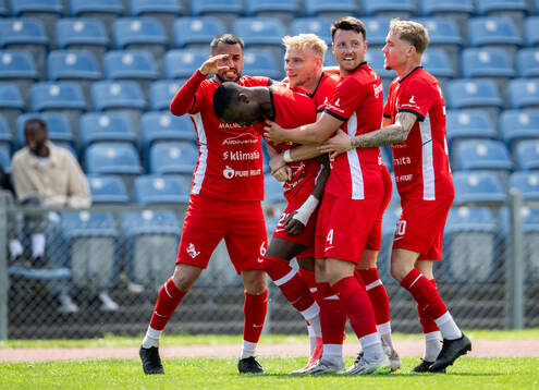 Ariana FCs Pascal Simba jublar med lagkamrater