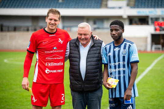 Ariana FCs Philip Andersson och Husqvarna FFs Ayomide
