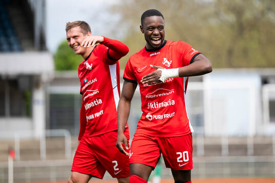 Ariana FCs Philip Andersson och Pascal Simba jublar