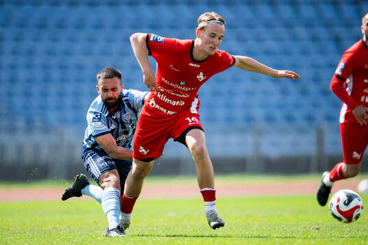 Ariana FCs Lukas Minter Wettergren jagas av Husqvarna FFs
