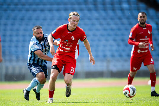 Ariana FCs Lukas Minter Wettergren jagas av Husqvarna FFs