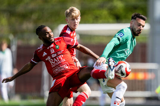 Skövde AIKs Enock Kwakwa och Jönköpings Södras Dzenis