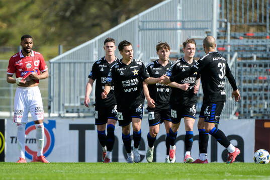 Sirius Leo Walta jublar med lagkamrater