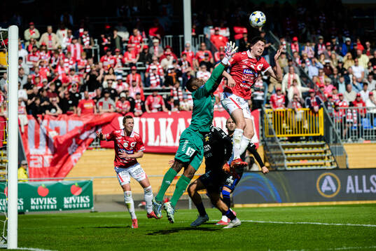 Sirius målvakt Ismael Diawara och Degerfors Adi Fisic