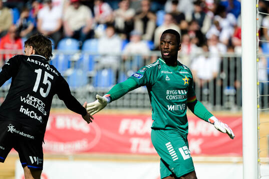 Sirius Simon Sandberg och målvakt Ismael Diawara