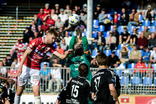 Degerfors Juhani Pikkarainen och Sirius målvakt Ismael