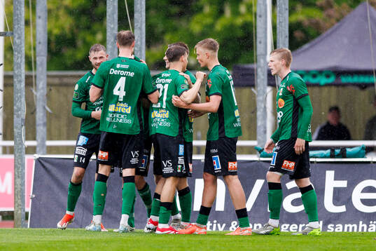 Varbergs Jesper Jonasson Westermark jublar med laget