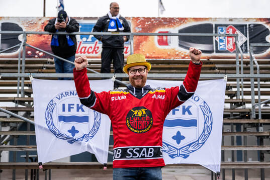 En Värnamosupporter i Luleåtröja