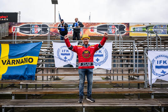 En Värnamosupporter i Luleåtröja
