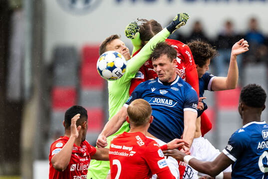 Halmstads Filip Schyberg gör 1-0 bakom Värnamos målvakt