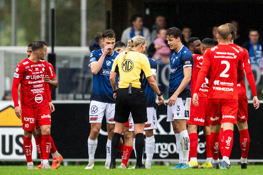 Halmstads Gabriel Wallentin i diskussion med domare Tess