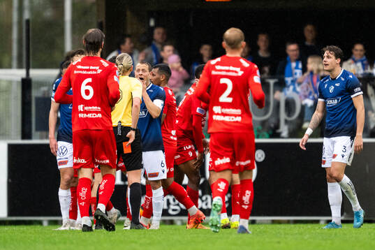 Halmstads Joel Allansson reagerar mot domare Tess Olofsson