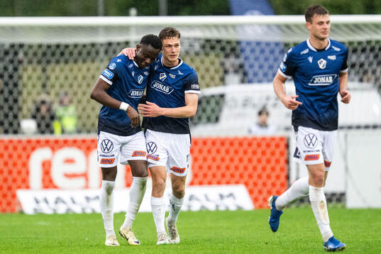Halmstads Yannick Agnero jublar med Villiam Granath