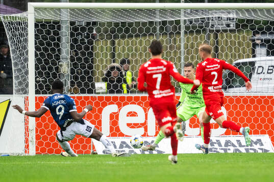 Halmstads Yannick Agnero gör 4-0 bakom Värnamos målvakt