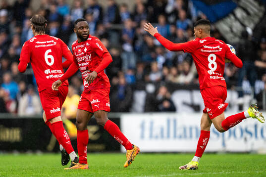 Värnamos Johnbosco Samuel Kalu jublar med Luke Le Roux