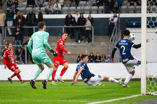Värnamos Ajdin Zeljkovic gör 4-2 bakom Halmstads Villiam