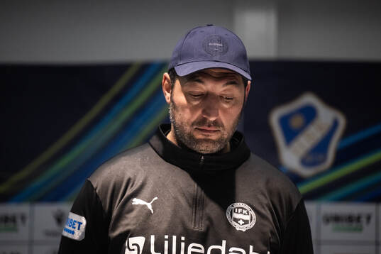 Värnamos tränare Juan Robledo på presskonferensen