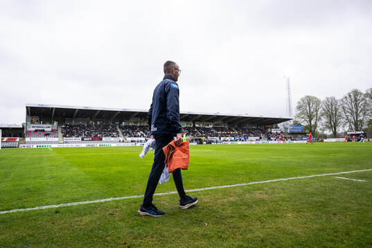 Halmstads materialförvaltare Sven Karlsson bär på en