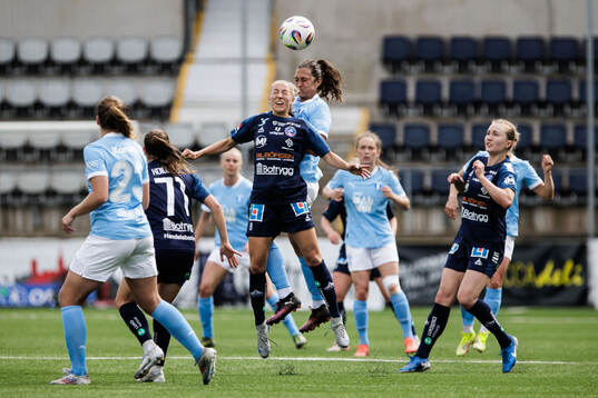 Linköpings Sara Eriksson och Malmö FFs Isabella D'Aquila