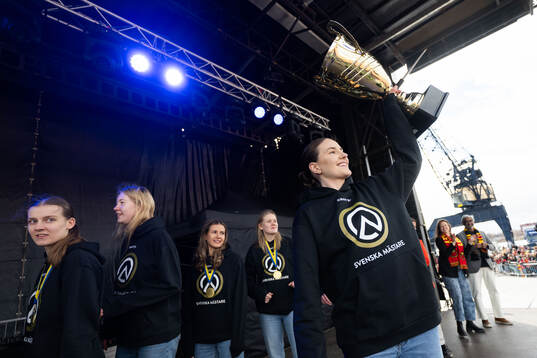 Luleå Baskets Fanny Wadling med SM-pokalen