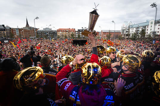 Luleås spelare jublar med pokalen