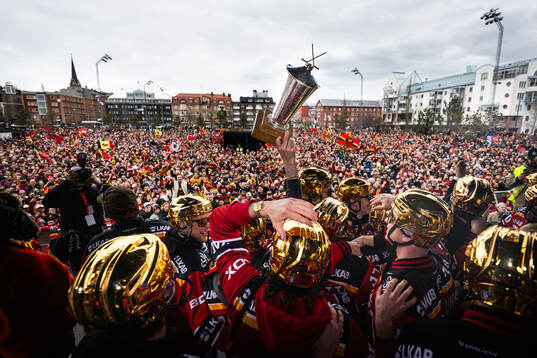Luleås spelare jublar med pokalen