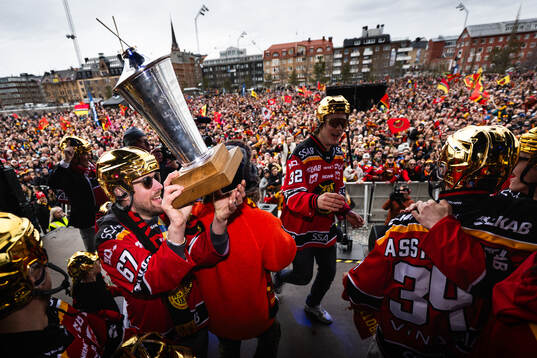 Luleås Linus Omark jublar med pokalen