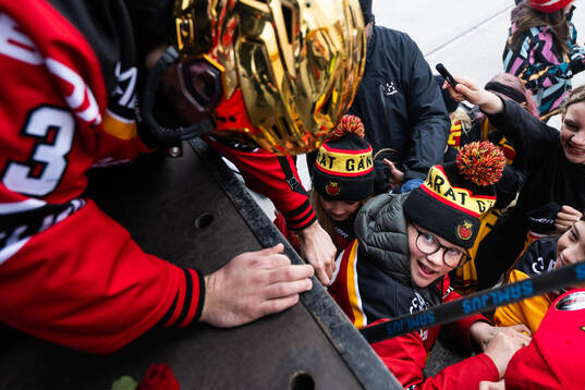 Luleås Frederic Allard skriver autografer