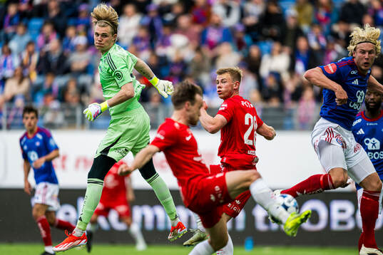 Magnus Sjøeng of Vålerenga and Aune Heggebø of Brann