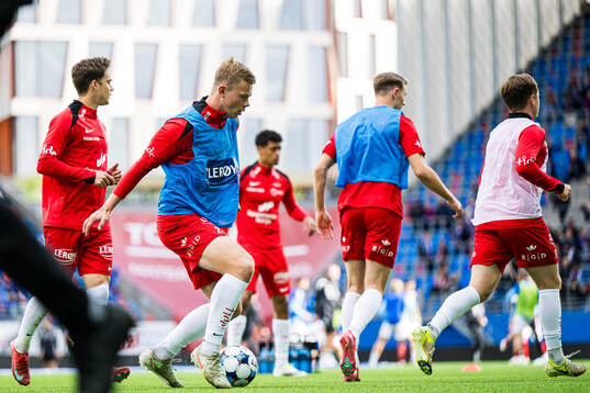 Aune Heggebø of Brann warms up