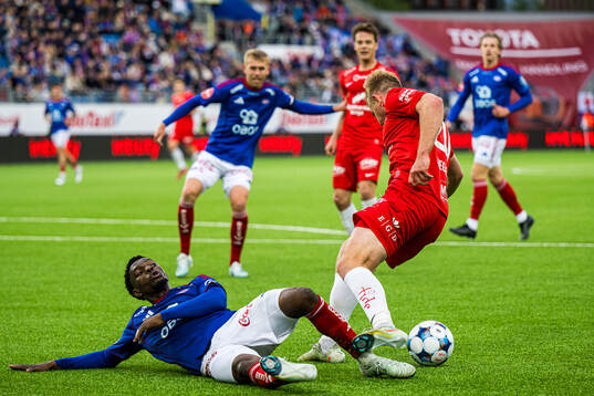 Fidel Brice Ambina of Vålerenga and Aune Heggebø of Brann