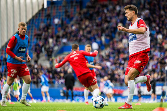 Fredrik Pallesen Knudsen of Brann warms up
