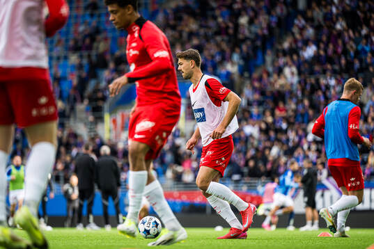 Fredrik Pallesen Knudsen of Brann warms up