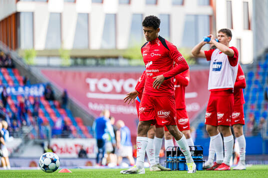 Japhet Sery Larsen of Brann warms up