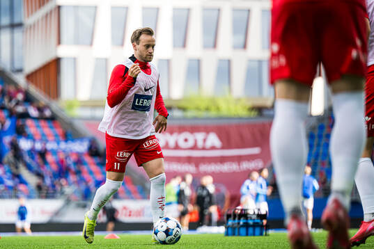Bård Finne of Brann warms up