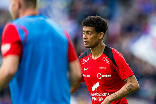 Japhet Sery Larsen of Brann warms up