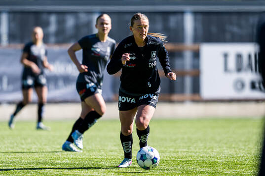 Madeleine Veivåg of Åsane warms up