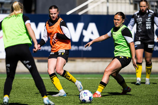 Johanna Fedeler of Start warms up