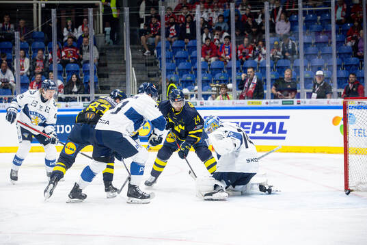 Oscar Lindberg of Sweden scores the 2-1 goal behind Juuse