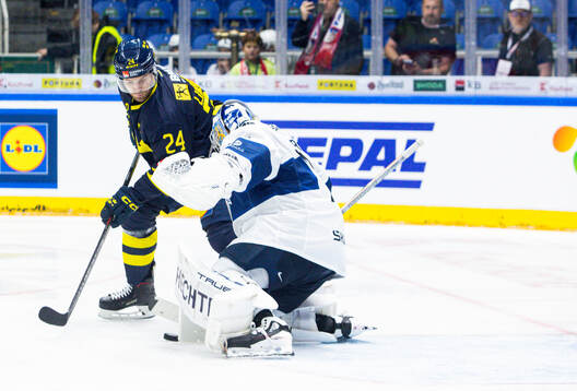 Oscar Lindberg of Sweden scores the 2-1 goal behind Juuse