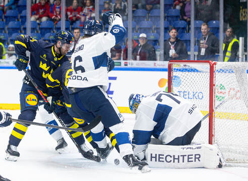 Oscar Lindberg of Sweden against Tony Sund and Juuse Saros