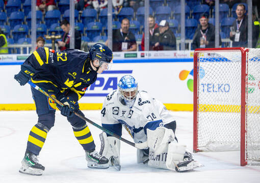 Felix Nilsson of Sweden and Juuse Saros of Finland