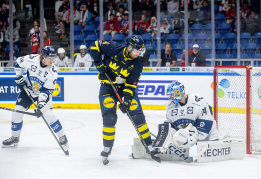 Oscar Lindberg of Sweden and Juuse Saros of Finland