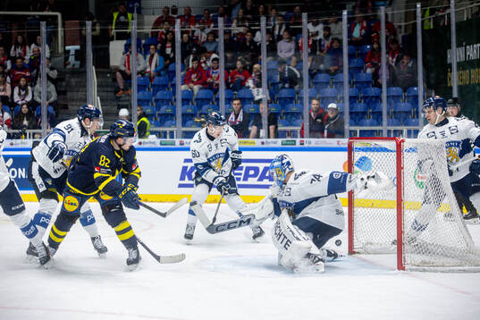Jesper Frödén of Sweden and Juuse Saros of Finland