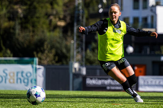 Norun Skjeldal of Åsane warms up