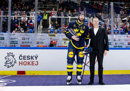 Marcus Pettersson of Sweden with the trophy
