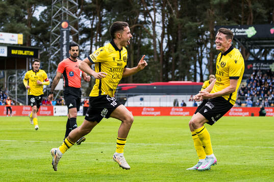 Mjällbys Nicklas Røjkjær och Elliot Stroud jublar